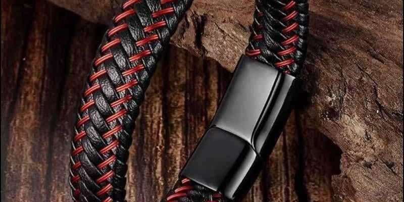 Trendiges Herrenschmuck-Armband aus rotem geflochtenem Lederseil in Schwarz - plusminusco.com