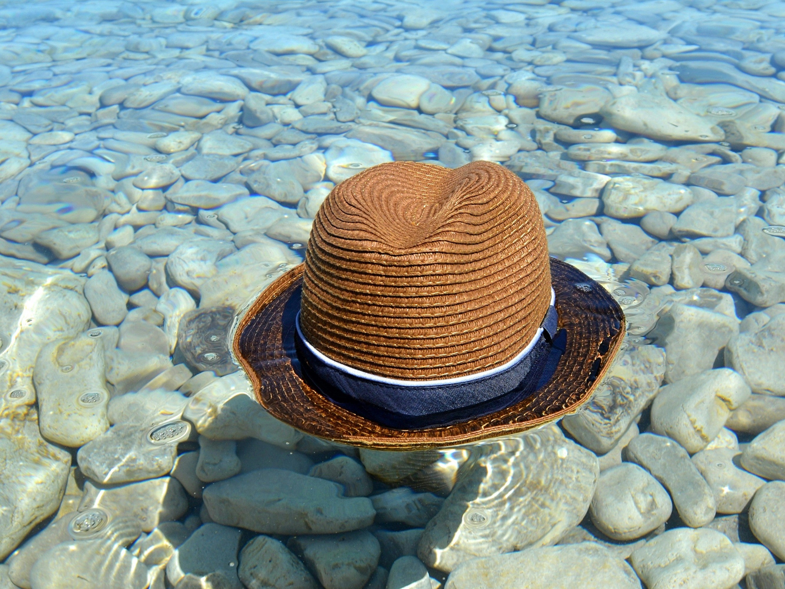 Ostanite elegantni i zaštićeni: Vrhunski vodič za ljetne šešire i kape