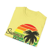 T-shirt softstyle unisex con atmosfera estiva da spiaggia retrò, tramonto e palme - plusminusco.com