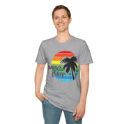 Retro pludmales vasaras noskaņa saulrieta un palmu koki unisex mīkstā stila T-krekls - plusminusco.com