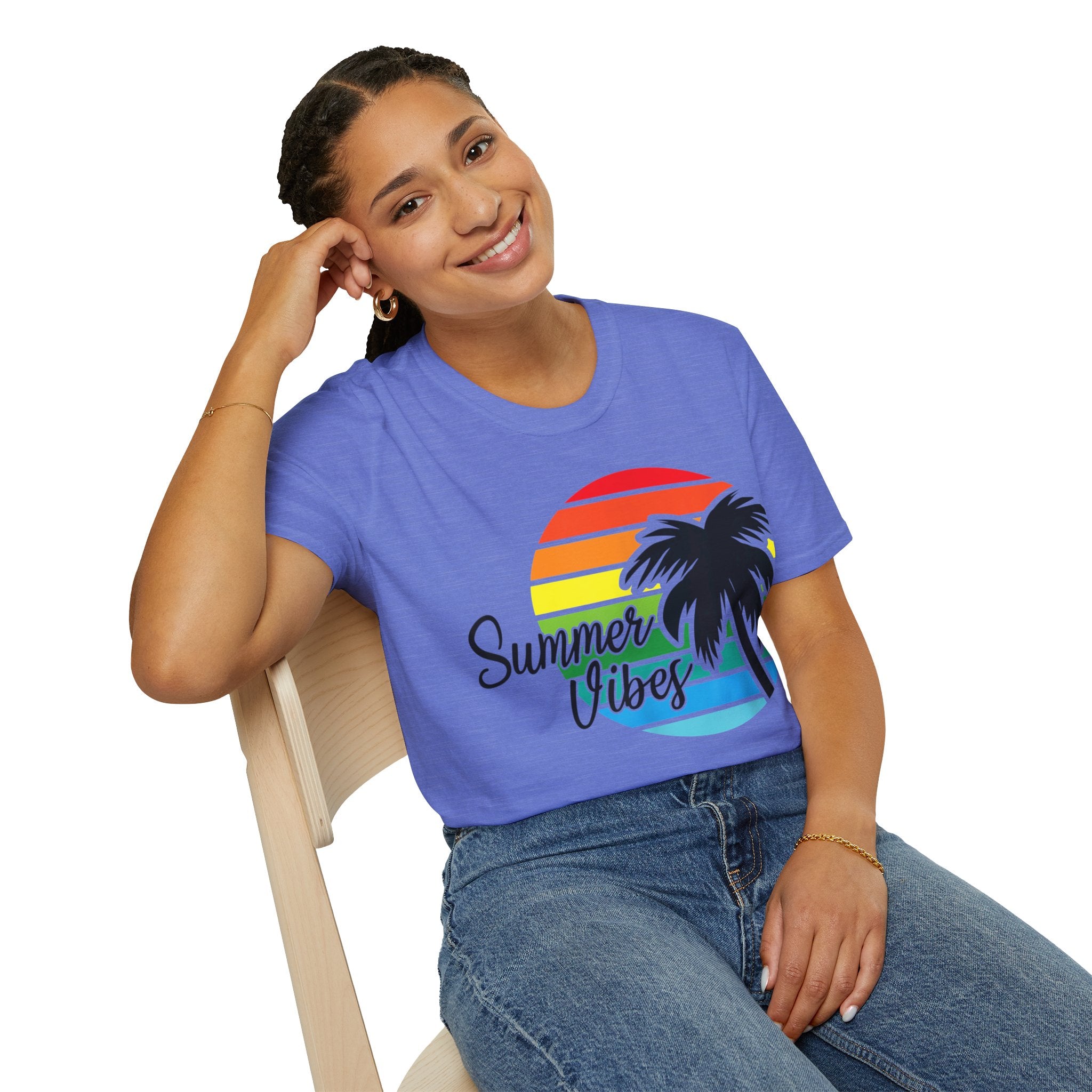 T-shirt softstyle unisex con atmosfera estiva da spiaggia retrò, tramonto e palme - plusminusco.com