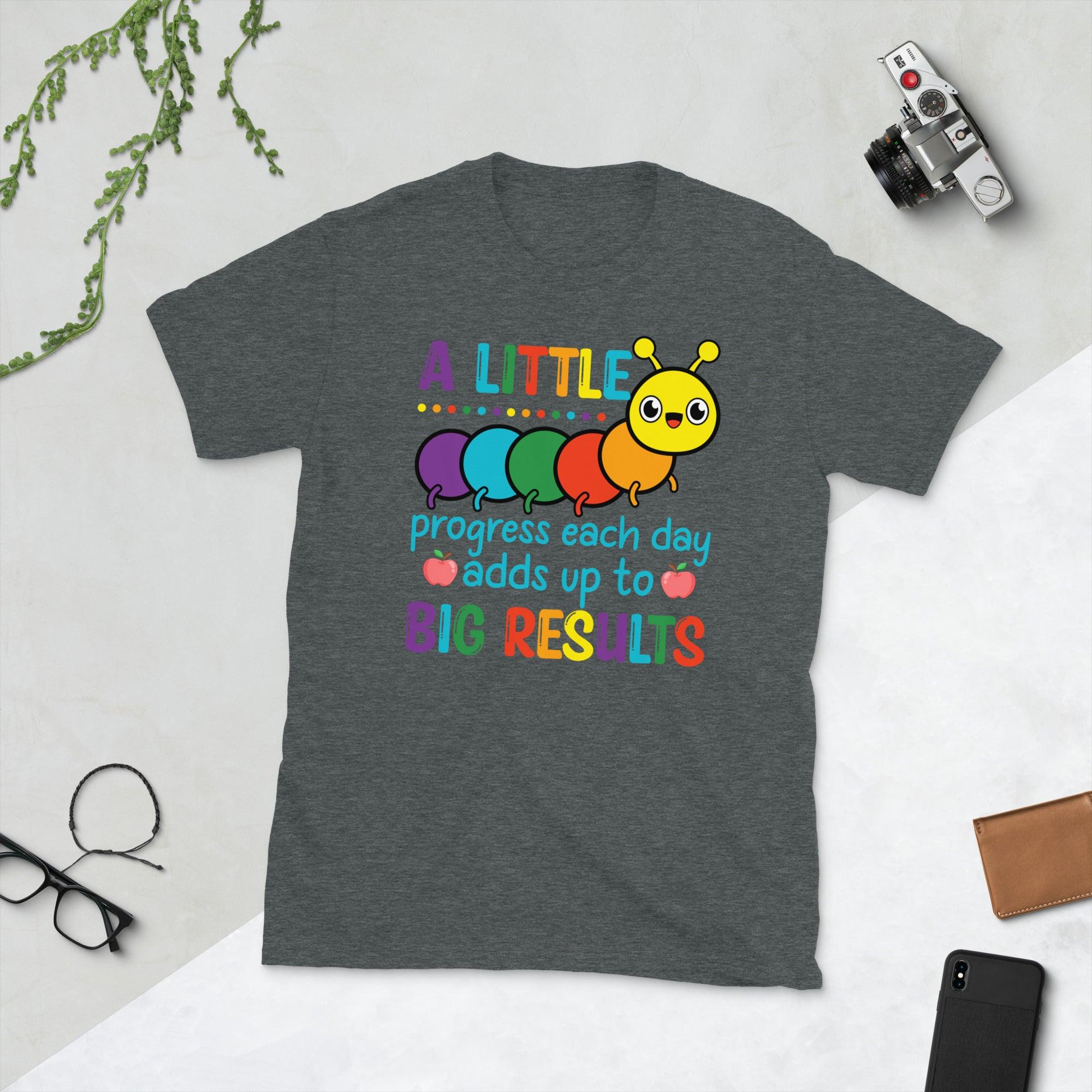 Un pequeño progreso cada día se suma a que sea un hermoso día para aprender. Camiseta unisex - plusminusco.com