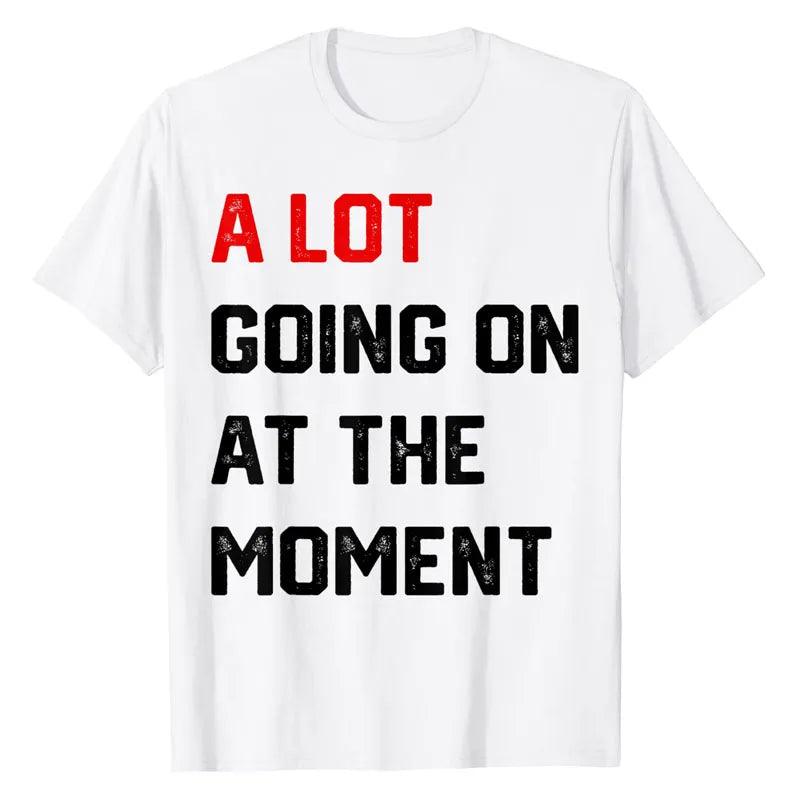 Šobrīd daudz kas notiek T-krekls, drukāti smieklīgi burti, lieliski grafiski t-krekli, personība, sarkastiski teicieni, citāts Apģērbs - plusminusco.com