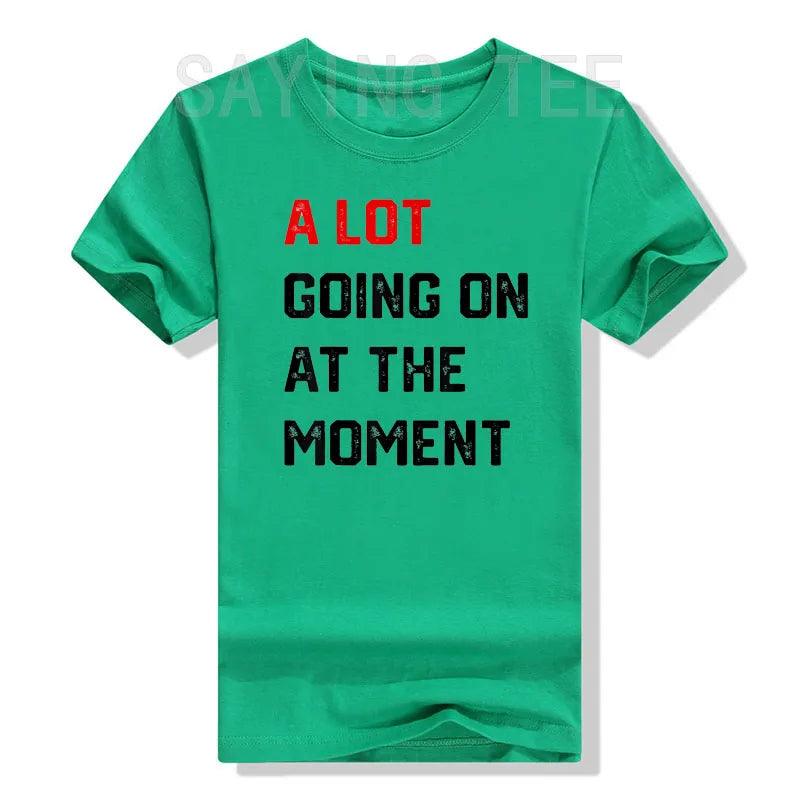 Šobrīd daudz kas notiek T-krekls, drukāti smieklīgi burti, lieliski grafiski t-krekli, personība, sarkastiski teicieni, citāts Apģērbs - plusminusco.com