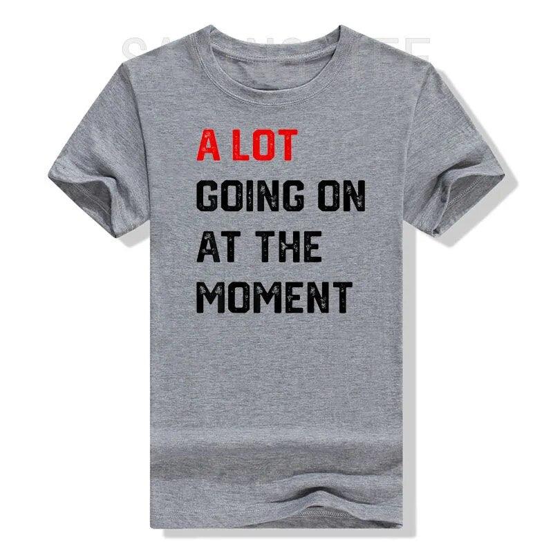 Şu anda çok şey oluyor tişört komik mektuplar baskılı harika grafikli tişört kişilik alaycı sözler alıntı giyim - plusminusco.com