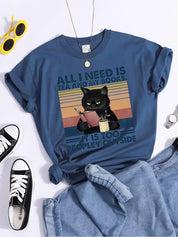 Kõik, mida ma vajan, on tee ja minu raamatud Väljaspool on liiga rahvalik Musta kassi naiste T-särk Šikk brändi T-särk Pehme kaelusega t-särk - plusminusco.com