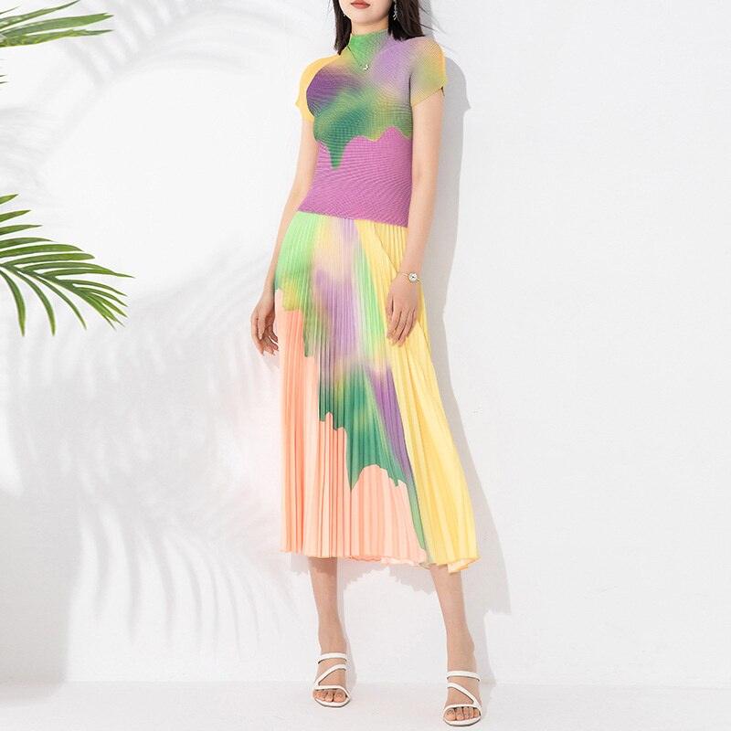 Vasariniai klostuoti dviejų dalių komplektai moterims trumpomis rankovėmis, kontrastingos spalvos kakleliu, elegantiškas elastingas juosmens sijonas - plusminusco.com