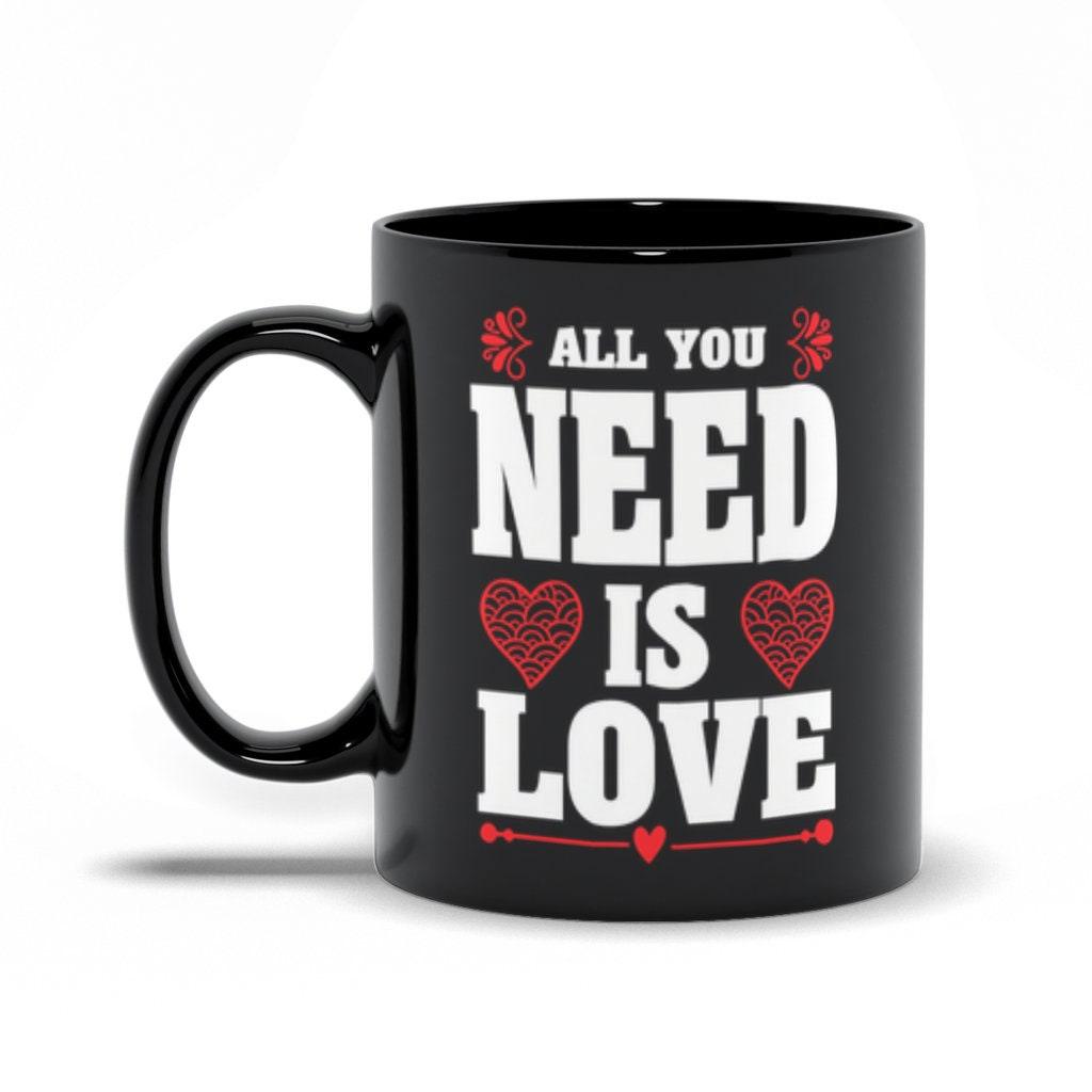 Schwarze Tassen „All You Need Is Love“, „Love is all you need“, „Valentine“, „Mutter-Tochter-Tasse“, „Vater-Tochter-Tasse“, „Love is all you need“ – plusminusco.com