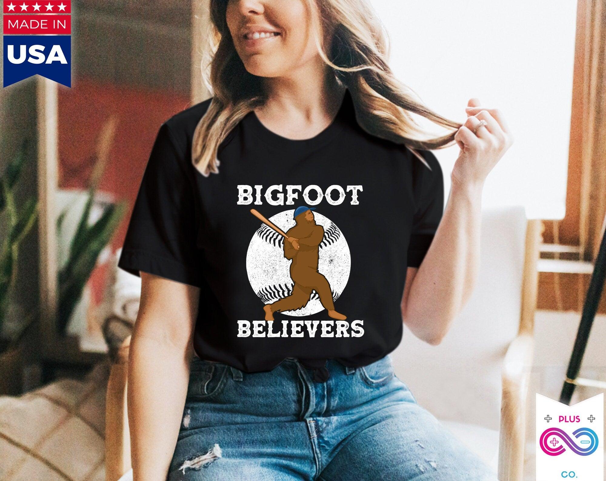 Bigfoot Believers baseball T-shirts, Bigfoot baseball skjorte / Bigfoots gave / Baseball Sport Yeti Sasquatch, Sportshold / Skræmmende monster - plusminusco.com