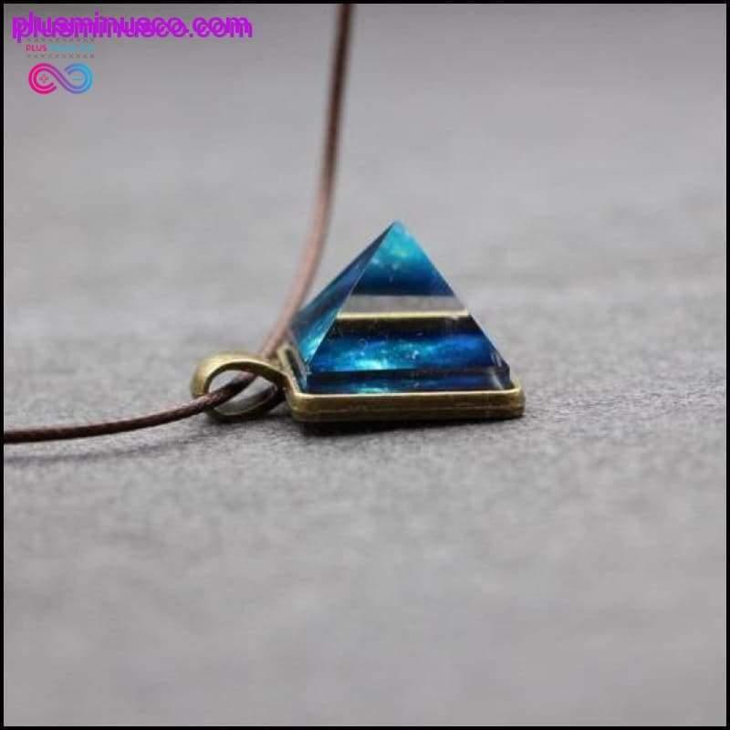 Modrý vesmír a zlatý pyramídový náhrdelník + žiara v tme - plusminusco.com
