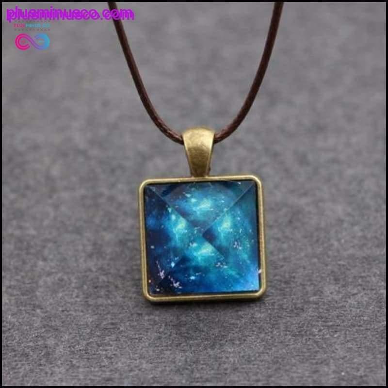 Halskette mit blauem Universum und goldener Pyramide + im Dunkeln leuchtend – plusminusco.com