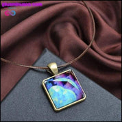 Halskette mit blauem Universum und goldener Pyramide + im Dunkeln leuchtend – plusminusco.com