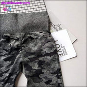 Maskovací kalhoty na jógu s vysokým pasem Gym Camo Seamless - plusminusco.com