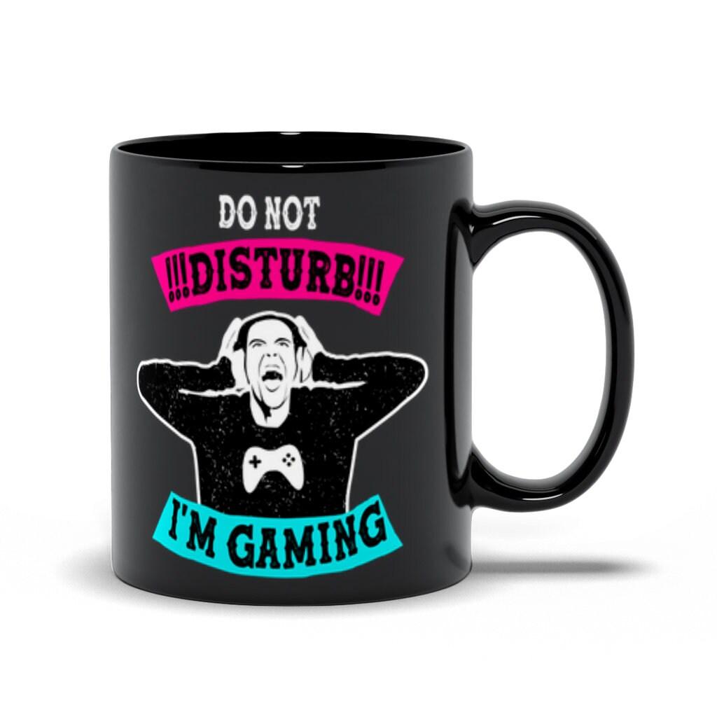 Schwarze Tassen „Do Not Disturb I'm Gaming“, lustige Gamer-Videospiele-Tasse für Jungen und Teenager, Keramiktasse „Do Not Disturb I'm Gaming“, lustige Gamer-Tasse als Geschenk, - plusminusco.com