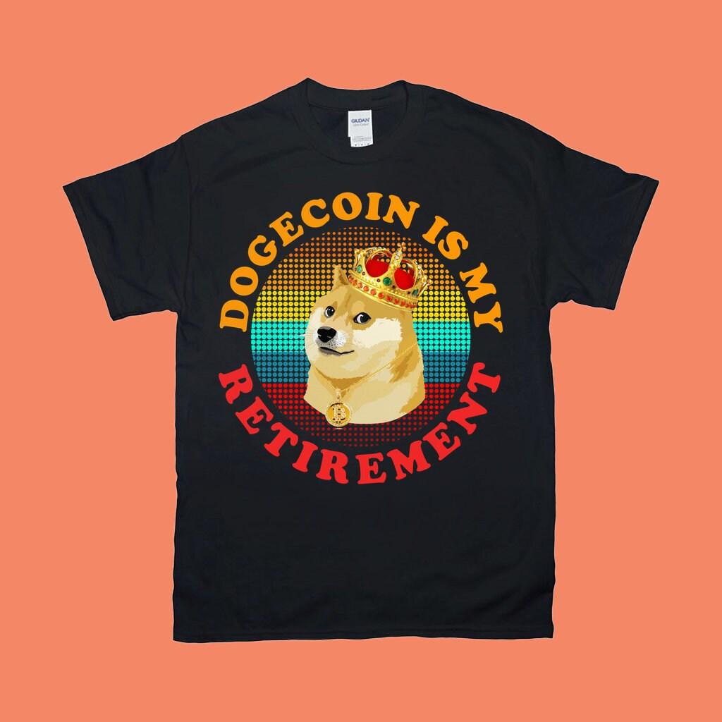 Dogecoin é minha aposentadoria | 7 pontos de cores | Pôr do sol retrô | Camiseta engraçada Doge Coin Crypto, Criptomoeda Memecoin Shiba Inu Dog, Dogecoin To Moon - plusminusco.com