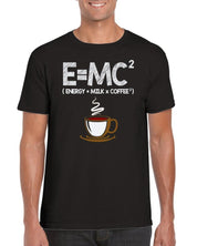 E = MC2 | Energi = mælk x kaffe Klassisk unisex T-shirt med rund hals - plusminusco.com