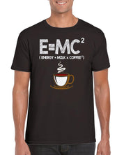 E = MC2 | Energi = melk x kaffe Klassisk unisex T-skjorte med rund hals - plusminusco.com