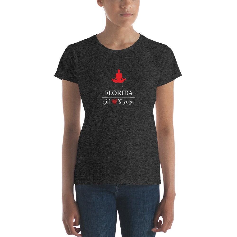 Florida Girl's love yoga: Kortermet t-skjorte for kvinner på Plusminusco || På salg nå - plusminusco.com