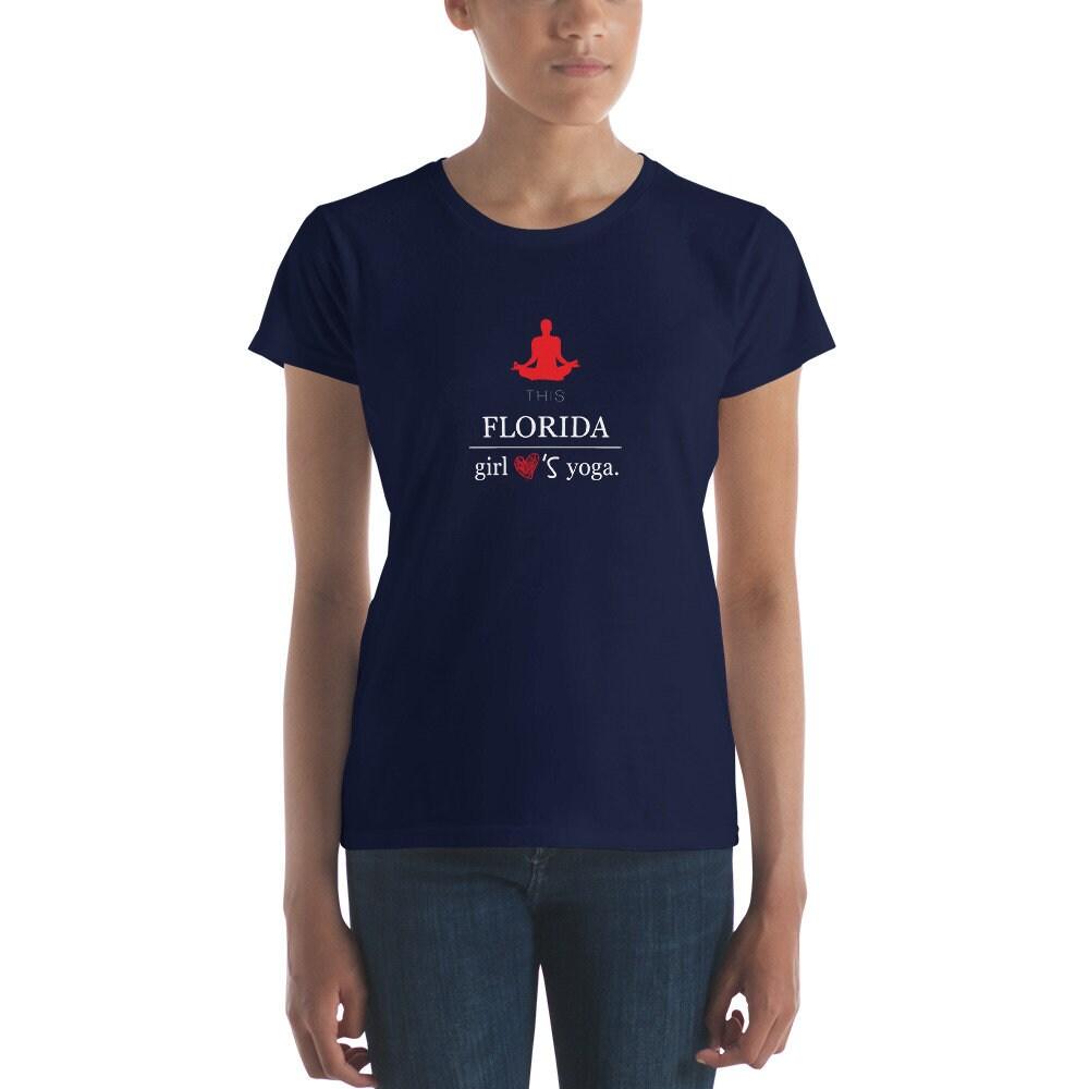 Florida Girl's love yoga: Kortärmad t-shirt för kvinnor på Plusminusco || Till rea nu - plusminusco.com