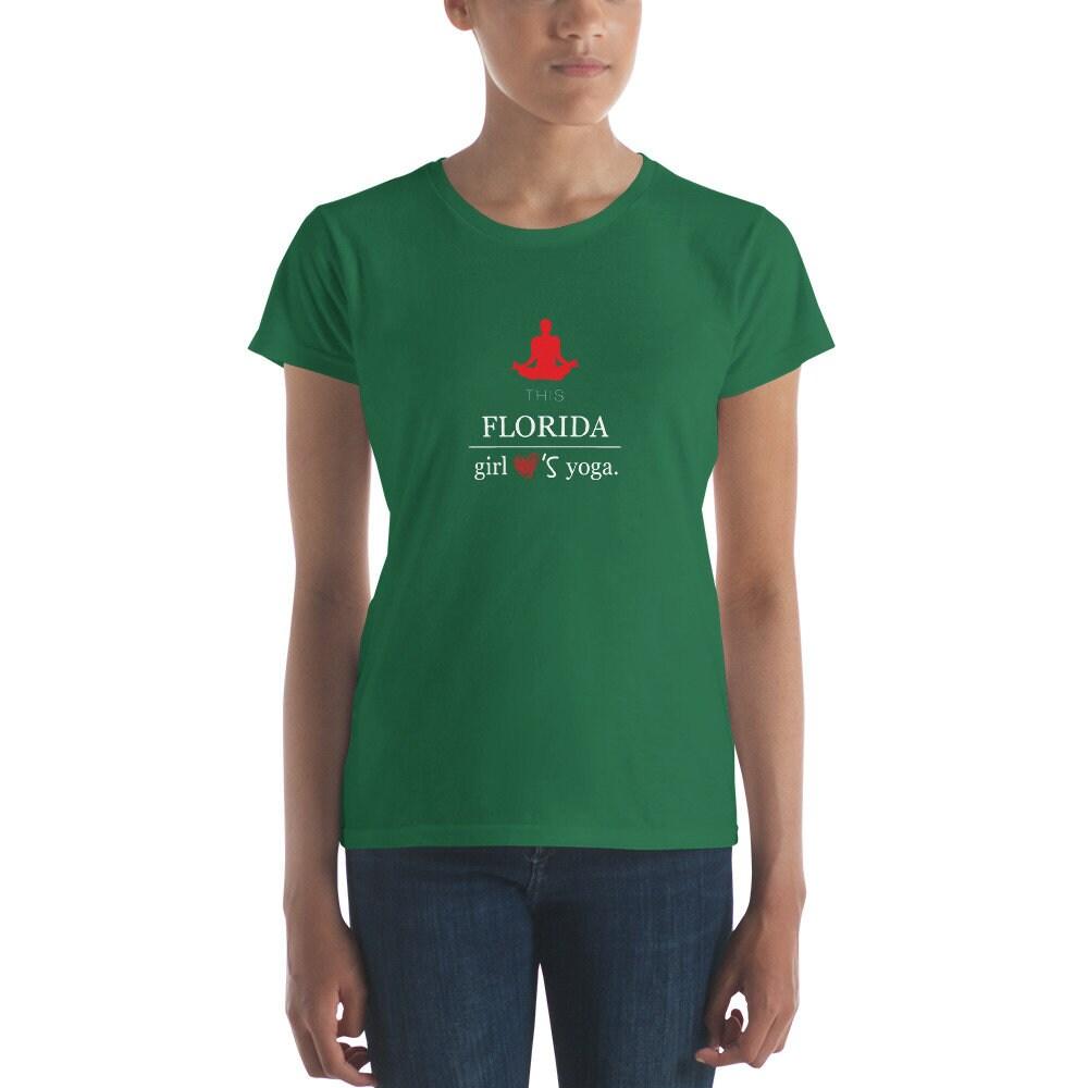 フロリダ ガールズ ラブ ヨガ: Plusminusco の女性用半袖 T シャツ ||発売中 - plusminusco.com
