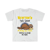 Juokingi fizikos juokelių tinginio marškinėliai, juokingi Niutono fizikos pokštai, pirmas įstatymas, miegančio žioplio dovana, mokslas, pokštas, miegančio tinginio marškinėliai - plusminusco.com