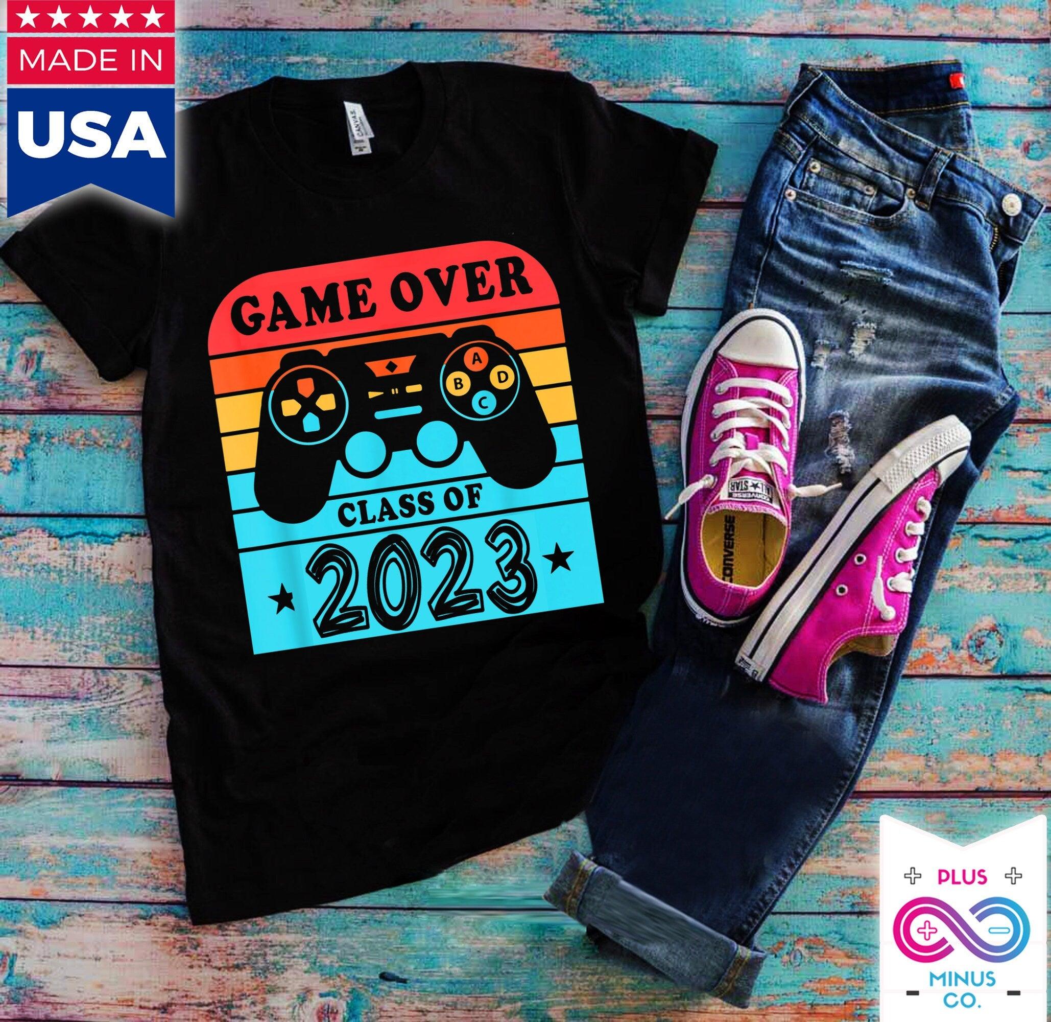 Game Over Class of 2023 T-Shirts, College-Abschlussgeschenk, Class Of 2023 T-Shirt, Senior Shirt, Geschenk für den Absolventen, Geschenk für sie, Senior Gaming – plusminusco.com
