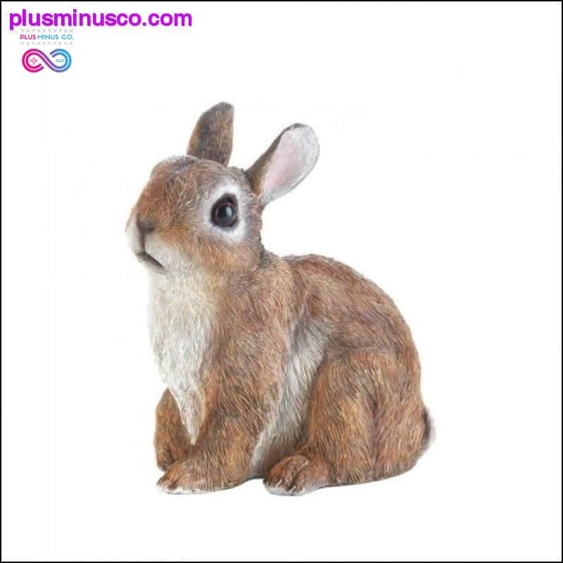 Статуя кролика, що сидить у саду - plusminusco.com