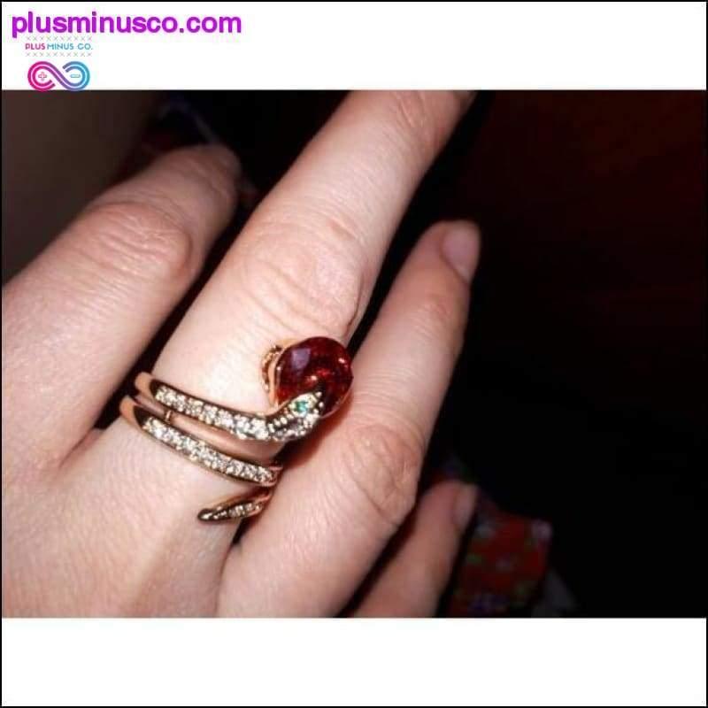 Zlatý hadí prsteň s kryštálom || PlusMinusco.com – plusminusco.com