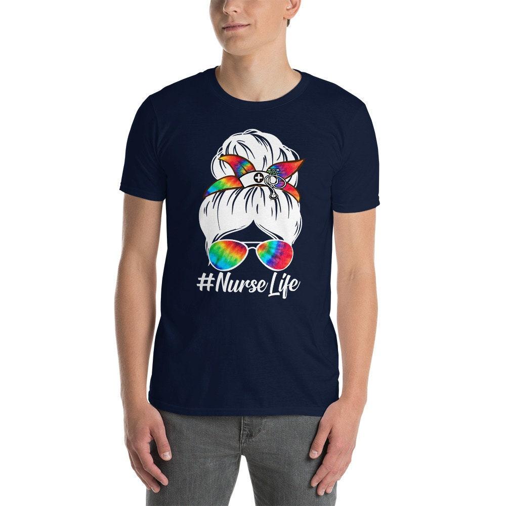 Coge esta camiseta con gafas de colores "Nurse Life Funny Messy Bun Hair" - plusminusco.com