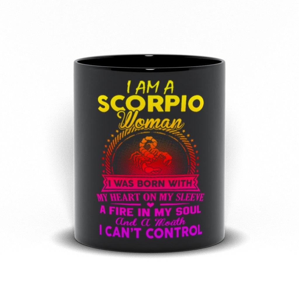 Je suis une femme Scorpion, je suis née avec mon cœur sur ma manche Tasses noires - plusminusco.com