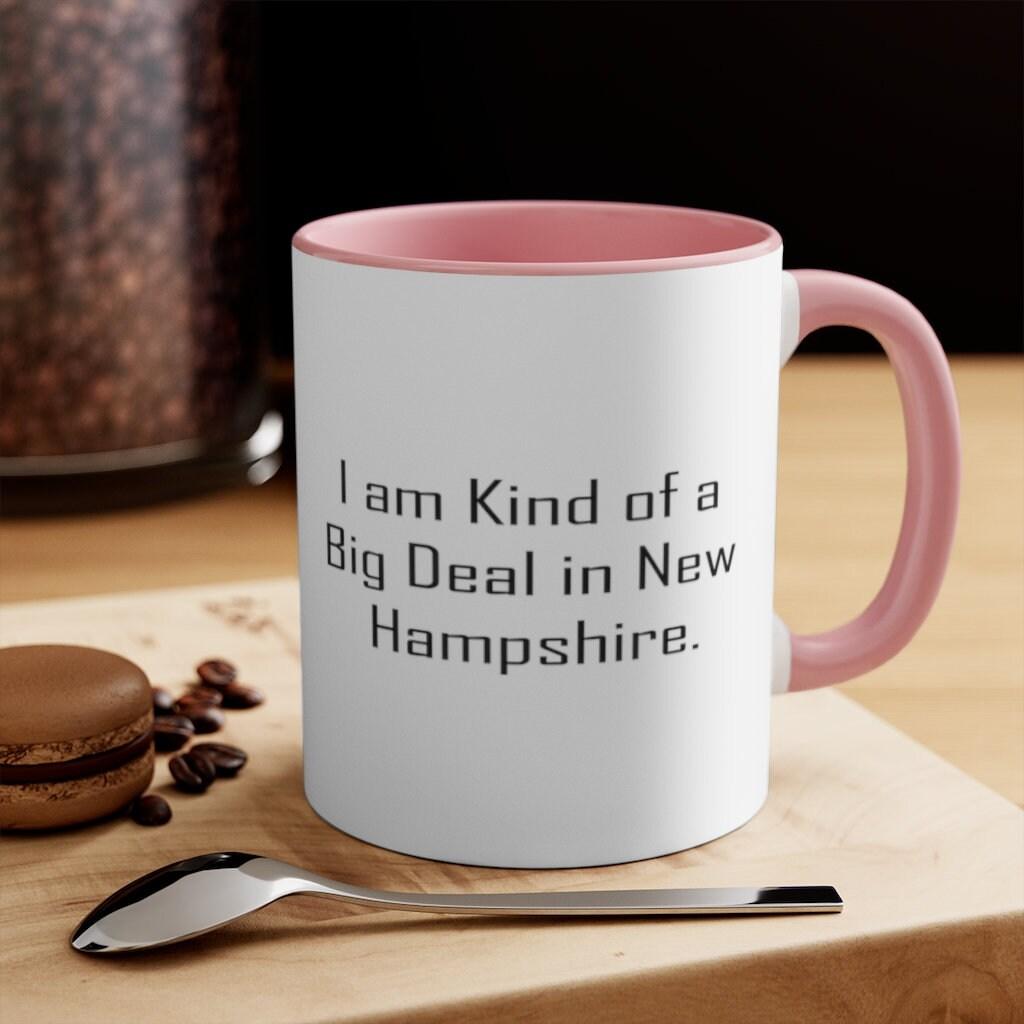 I am Kind Of A Big Deal In New Hampshire Mug New Hampshire Ceramic Cup Χρήσιμα δώρα για την κεραμική κούπα του New Hampshire, αστείο σχέδιο κούπας, αστεία New Hampshire, αστεία κούπα, χιουμοριστική κούπα, New Hampshire, New Hampshire cup, New Hampshire αστείο, νέο κούπα hampshire, κούπα αρχάριου, σαρκαστική κούπα, μπλουζάκι, μπλουζάκια, δίχρωμη κούπα καφέ, δίχρωμη κούπα - plusminusco.com