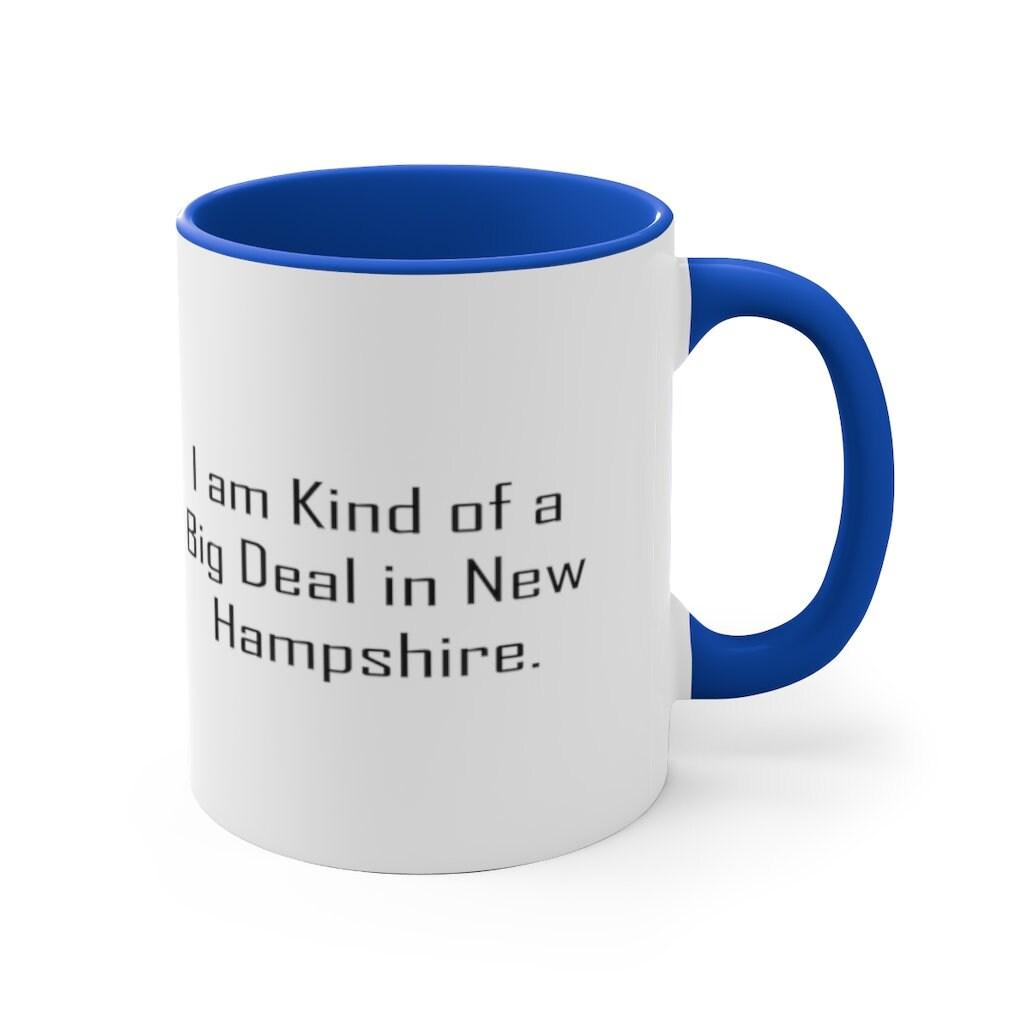 Olen tavallaan iso juttu New Hampshiren mukissa New Hampshire Ceramic Cup Hyödyllisiä lahjoja New Hampshiren keraamiselle mukille, hauska mukisuunnittelu, hauska uusi hampshire, hauska lainausmuki, humoristinen muki, New Hampshire, uusi hampshire-kuppi, uusi hampshire-vitsi, uusi hampshire-muki, aloittelijamuki, sarkastinen muki, kaksisävyinen kahvimuki, kaksivärinen muki - plusminusco.com