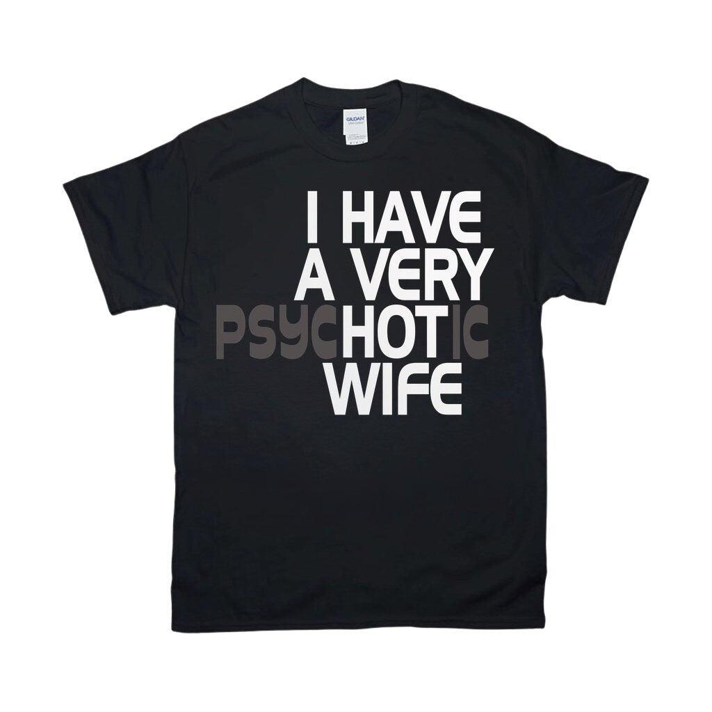 Aš turiu labai karštą žmoną, turiu labai psichozišką žmonos marškinėlius, dovana nuo vyro, juokinga dovana žmonai, juokinga susituokusi pora, serganti psichozės žmona - plusminusco.com