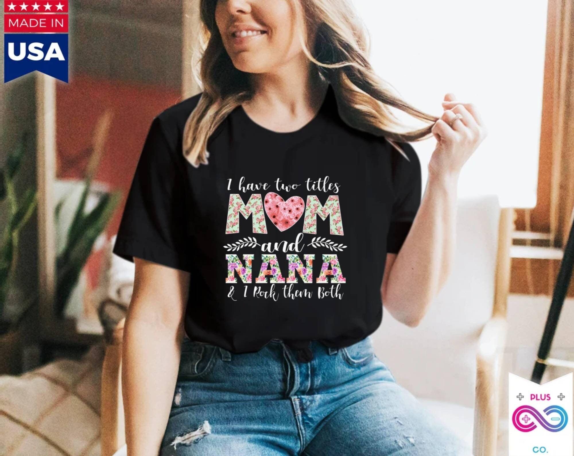 Eu tenho dois títulos, mamãe e Nana, e eu arraso com os dois Camisetas, camisa da Nana, camiseta nova da vovó, camiseta da vovó e da mamãe, presente da vovó - plusminusco.com