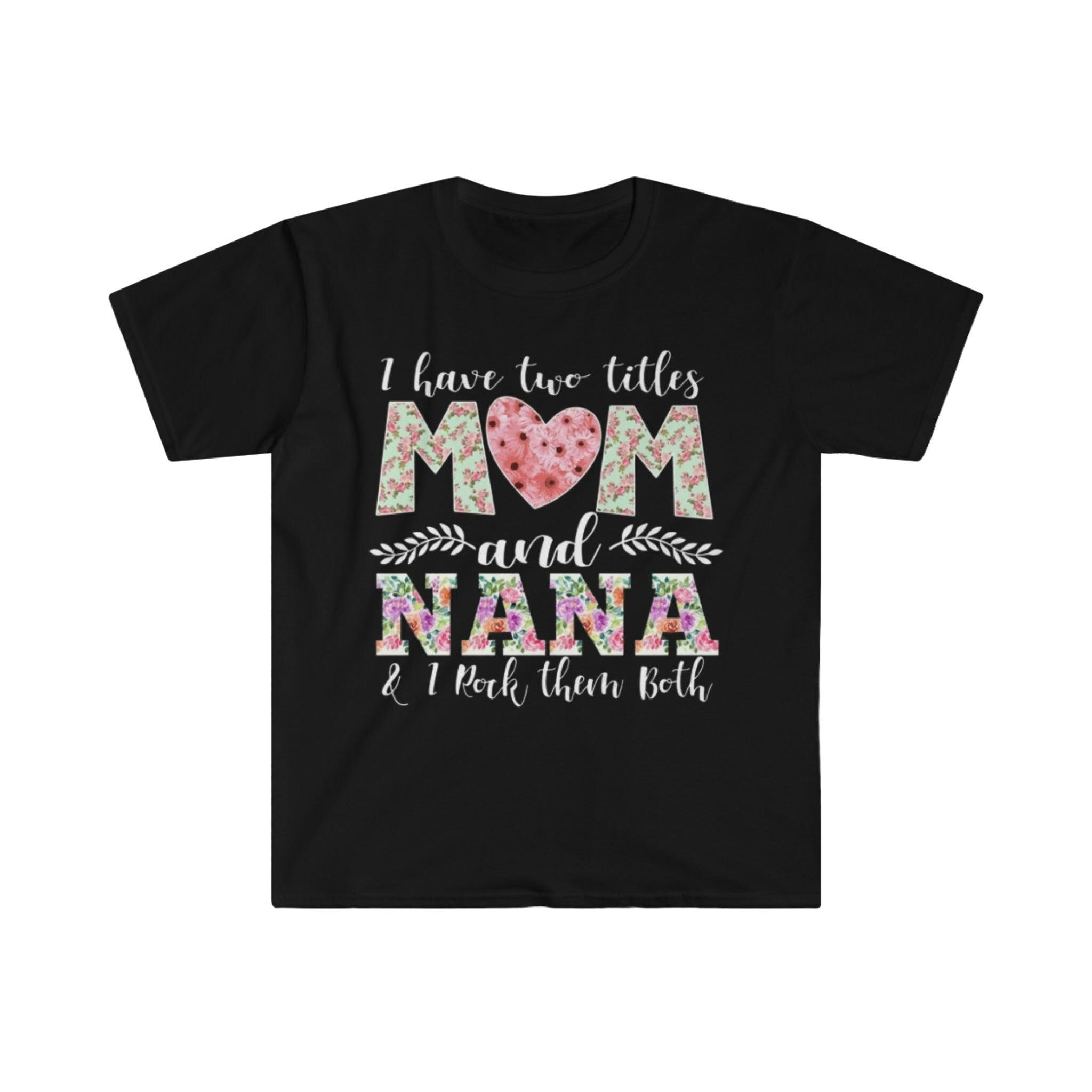 Mam dwie tytuły „Mama i Nana” i kołyszę je obie T-shirty, koszulka Nana, nowa koszulka babci, koszulka babci i mamy, prezent dla babci - plusminusco.com