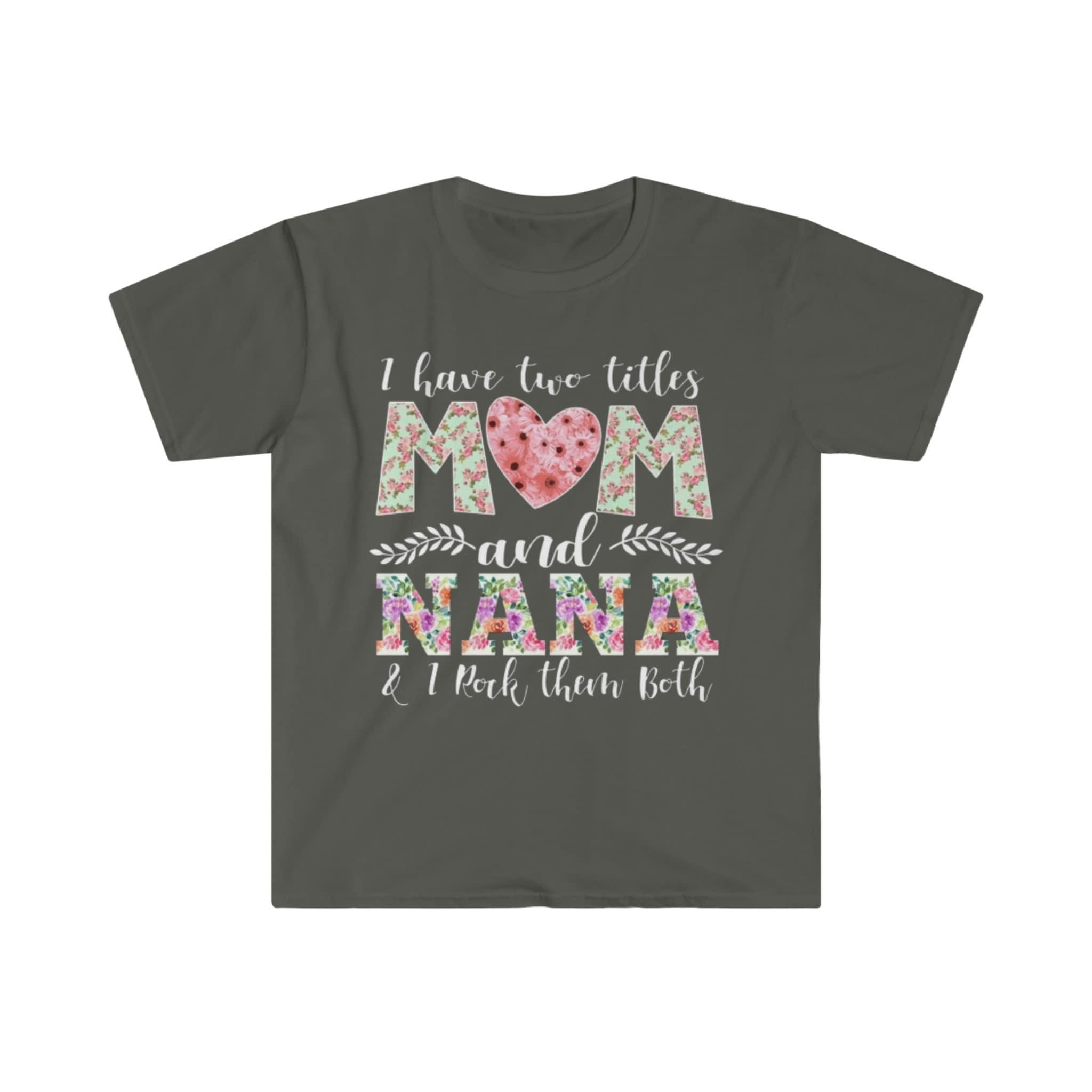Ich habe zwei Titel: Mama und Nana, und ich rocke beide T-Shirts, Nana-Shirt, T-Shirt für die neue Oma, T-Shirt für Oma und Mutter, Geschenk für Großmutter – plusminusco.com