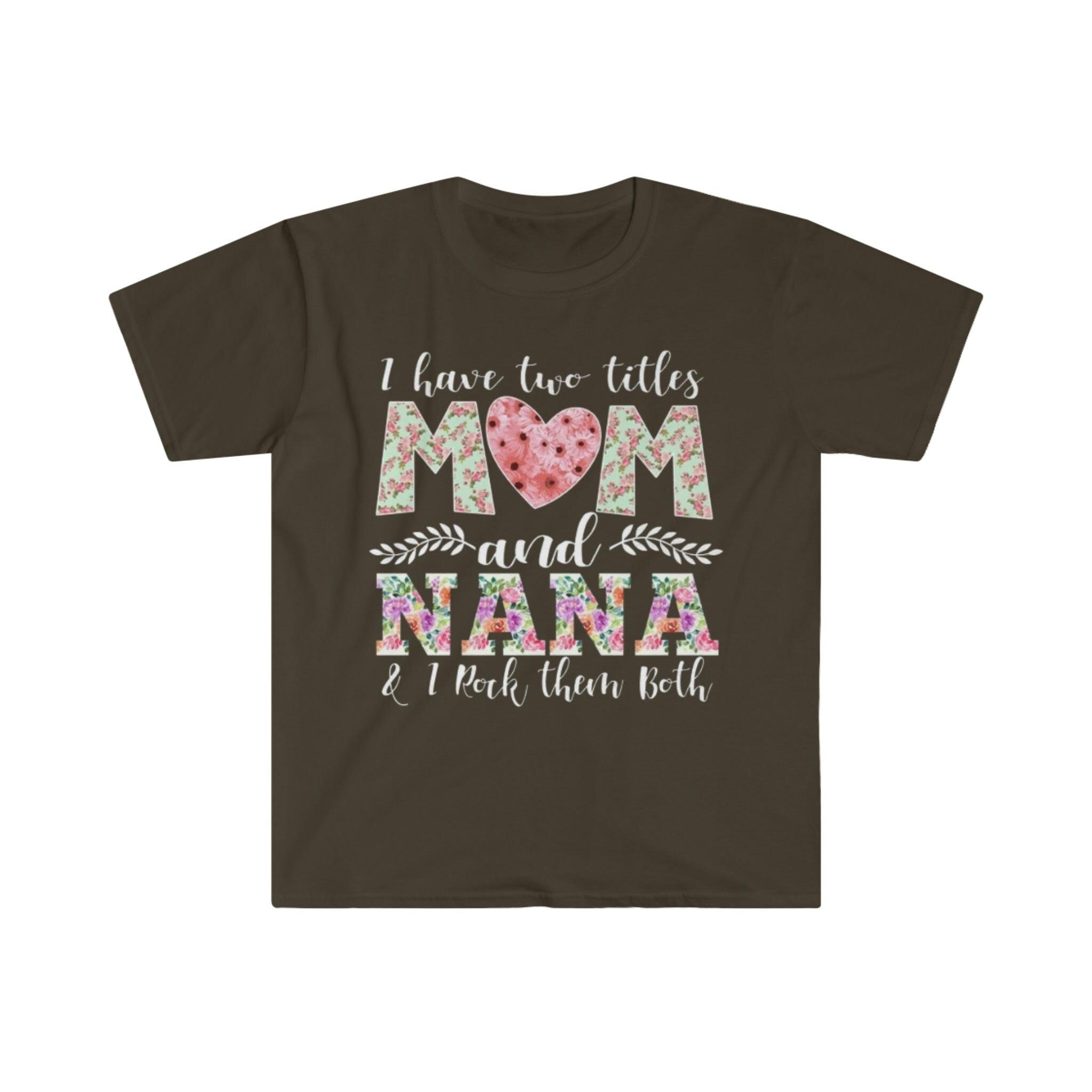 Mám dva tituly, máma a babička, a já je objímám obě trička, tričko Nana, nové tričko s babičkou, tričko s babičkou a mámou, dárek pro babičku - plusminusco.com