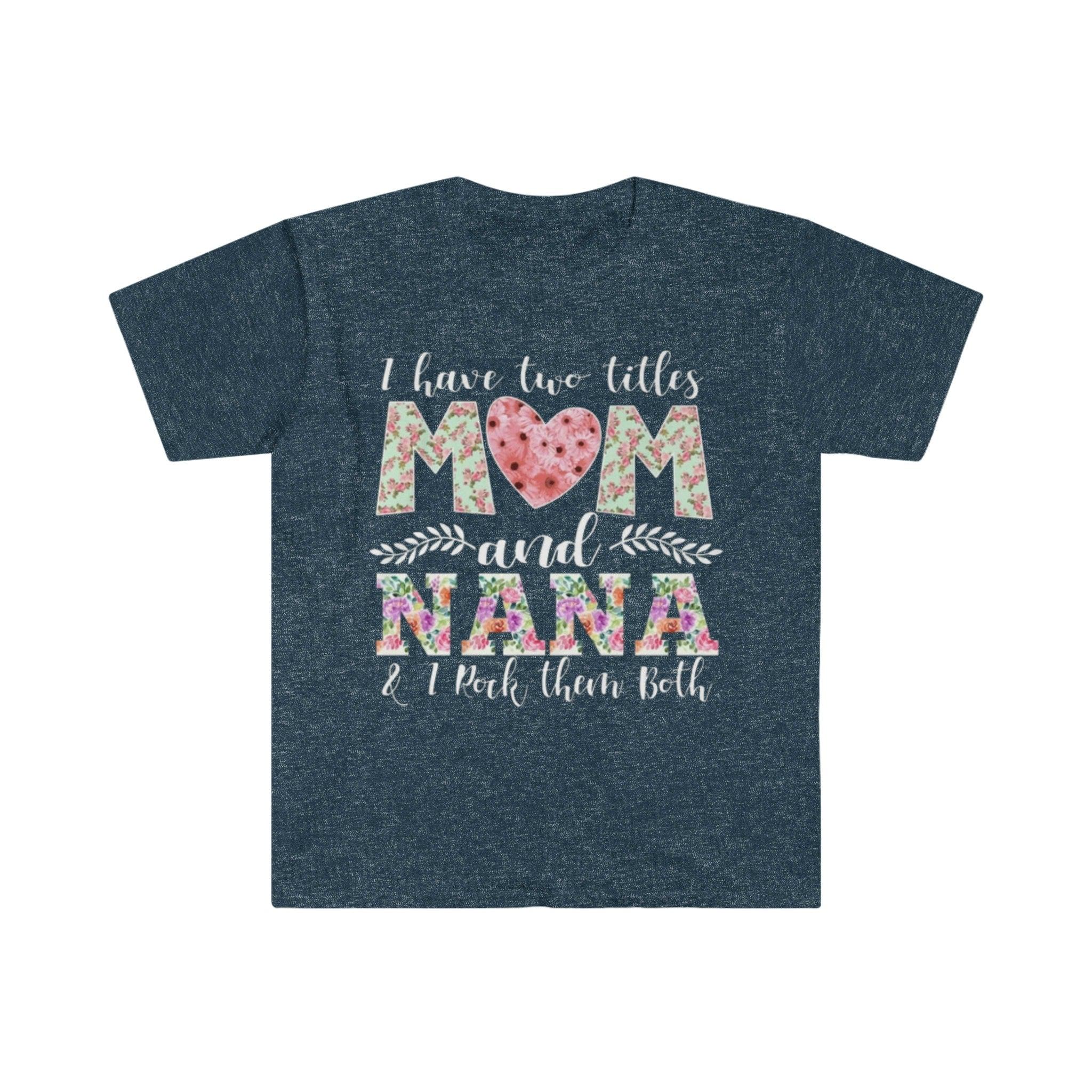 Mam dwie tytuły „Mama i Nana” i kołyszę je obie T-shirty, koszulka Nana, nowa koszulka babci, koszulka babci i mamy, prezent dla babci - plusminusco.com