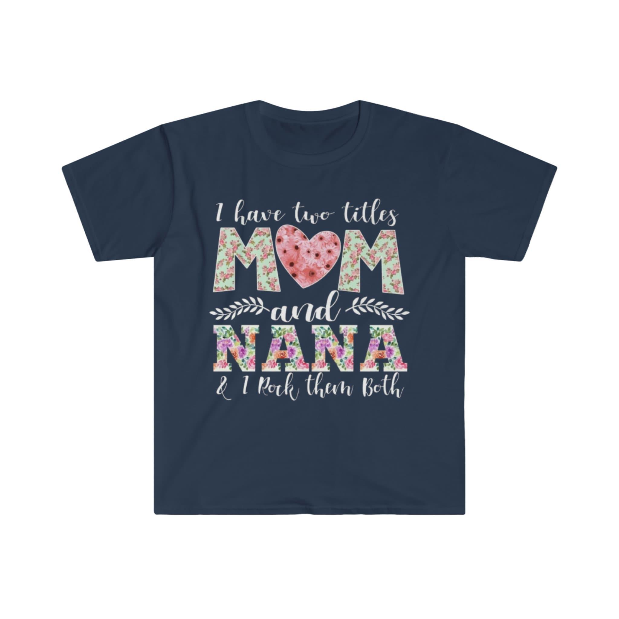 Ho due titoli, mamma e nonna, e li scuoto entrambi. T-shirt, camicia di Nana, maglietta della nuova nonna, maglietta della nonna e della mamma, regalo della nonna - plusminusco.com
