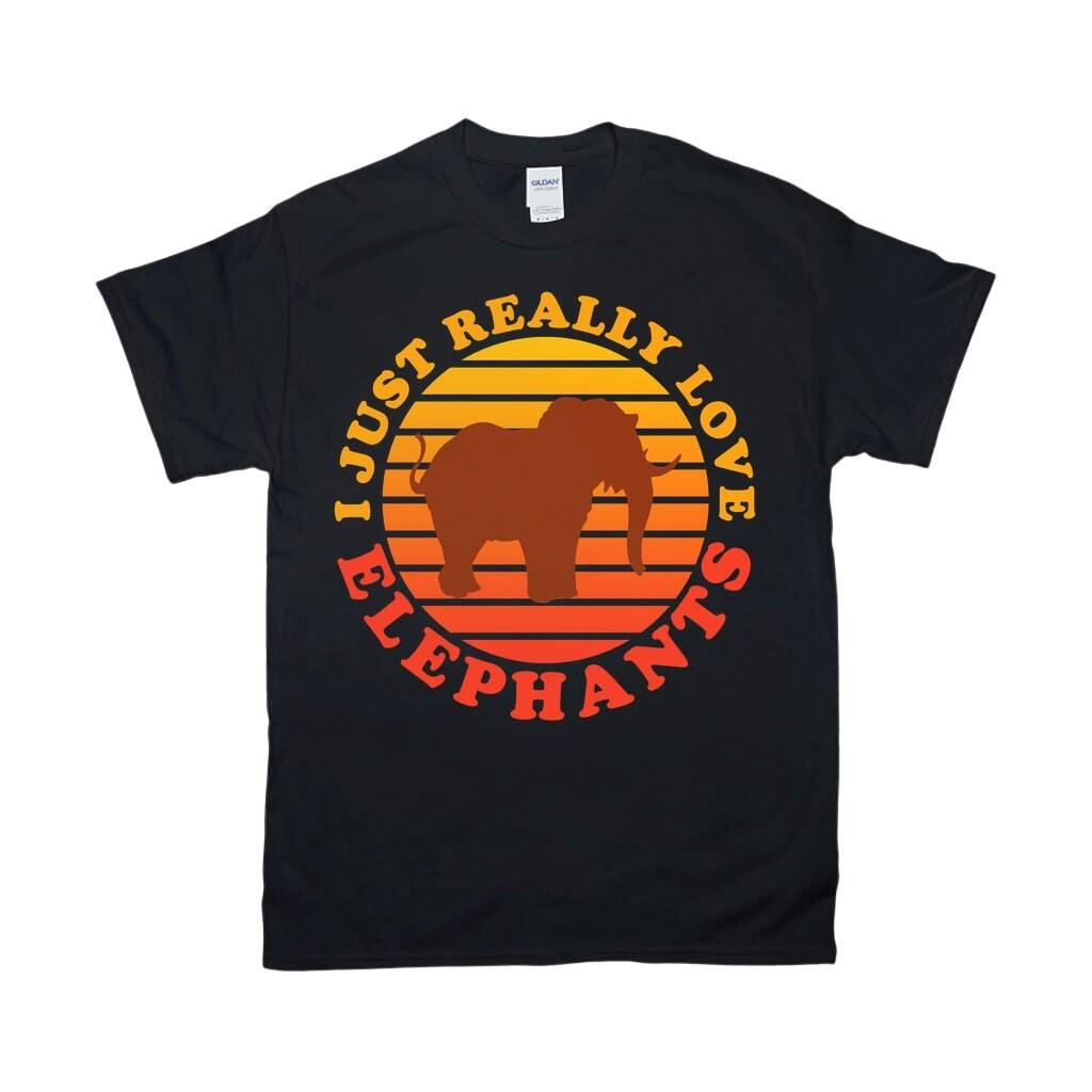 Rakastan vain todella elefantteja | Retro Sunset T-paidat - plusminusco.com
