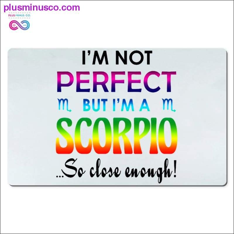 Ich bin nicht perfekt, aber ich bin ein Skorpion, also nah genug dran. Schreibtischmatten - plusminusco.com