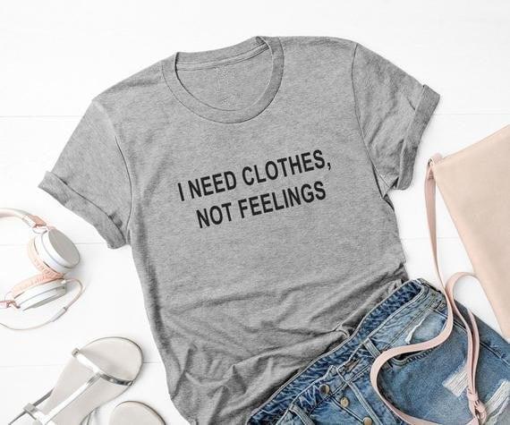 Duygulara değil kıyafetlere ihtiyacım var sevgililer günü kadın tişörtü - plusminusco.com