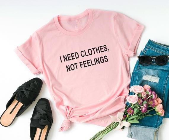 Женская футболка ко Дню святого Валентина «Мне нужна одежда, а не чувства» - plusminusco.com
