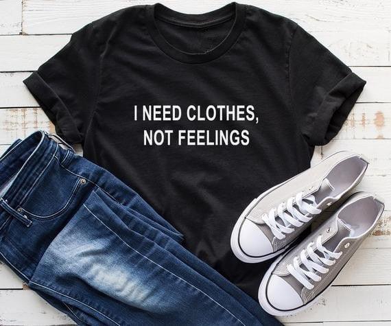 Preciso de roupas, não de sentimentos, camiseta feminina para o dia dos namorados - plusminusco.com