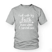 Aš vaikščiosiu tikėjimu net tada, kai nematau marškinėlių Moteriški madingi drabužiai marškinėliai Crewneck viršutiniai marškinėliai Christian Scripture marškinėliai - plusminusco.com