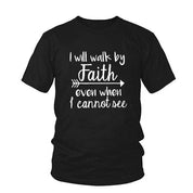 Aš vaikščiosiu tikėjimu net tada, kai nematau marškinėlių Moteriški madingi drabužiai marškinėliai Crewneck viršutiniai marškinėliai Christian Scripture marškinėliai - plusminusco.com