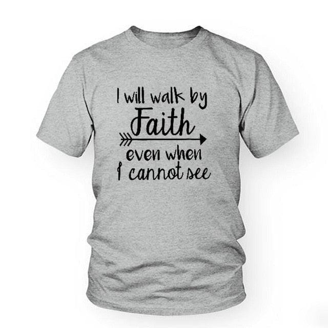 Eu andarei pela fé mesmo quando não consigo ver Camiseta Feminina Moda Roupas Camiseta Crewneck Top Tee Camiseta Cristã Escritura - plusminusco.com