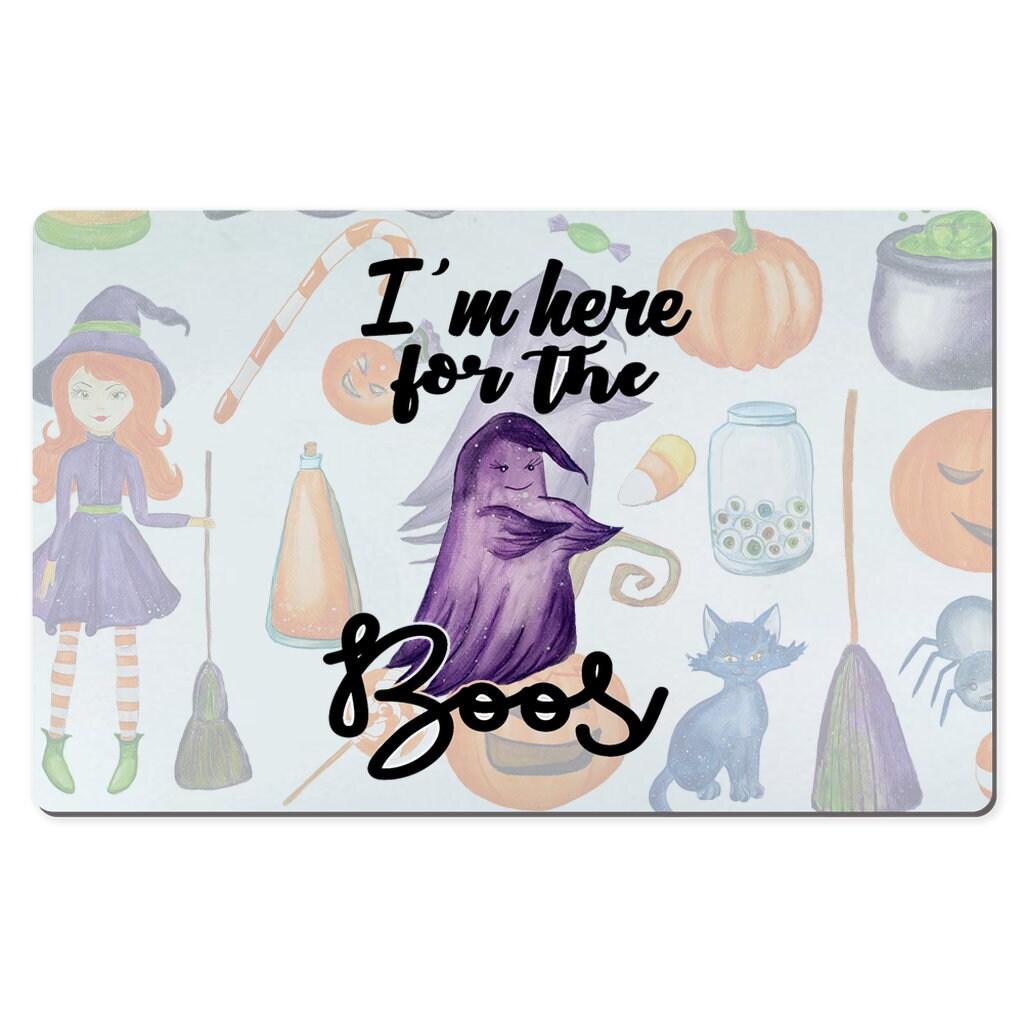 Itt vagyok a Boos asztali szőnyegekért || Halloween asztali szőnyeg fekete halloween, asztali szőnyeg 12x18, női íróasztal szőnyeg, For The Boos, Halloween ajándék, Halloween ötletek, narancssárga halloween, sütőtök fűszeres bögre, sütőtök fűszerszezon, fűszer túl késő, The Boos asztali szőnyeg - plusminusco.com