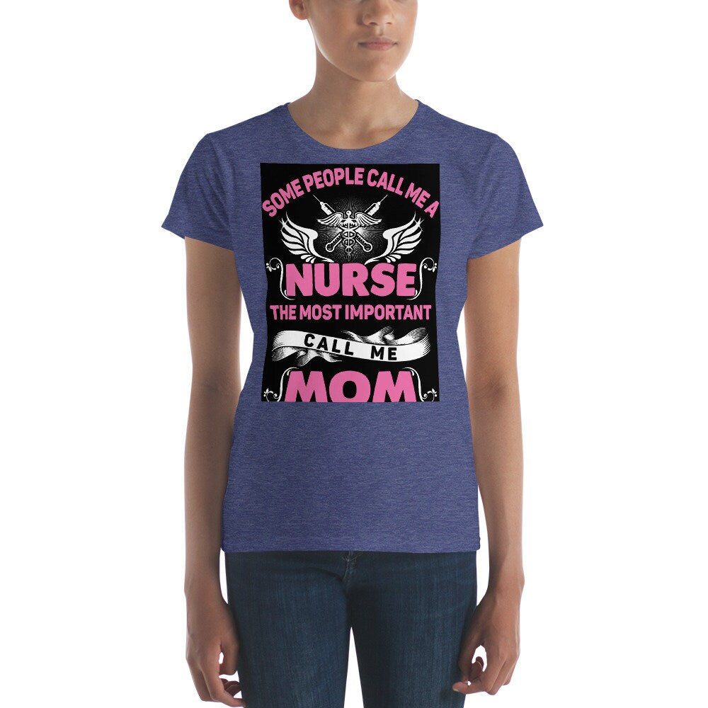 Sygeplejerske og mor, kortærmet t-shirt til kvinder hos Plusminusco || Til salg nu, sygeplejerskeskjorte, sygeplejeskole-t-shirt, sygeplejerske-t-shirt, - plusminusco.com