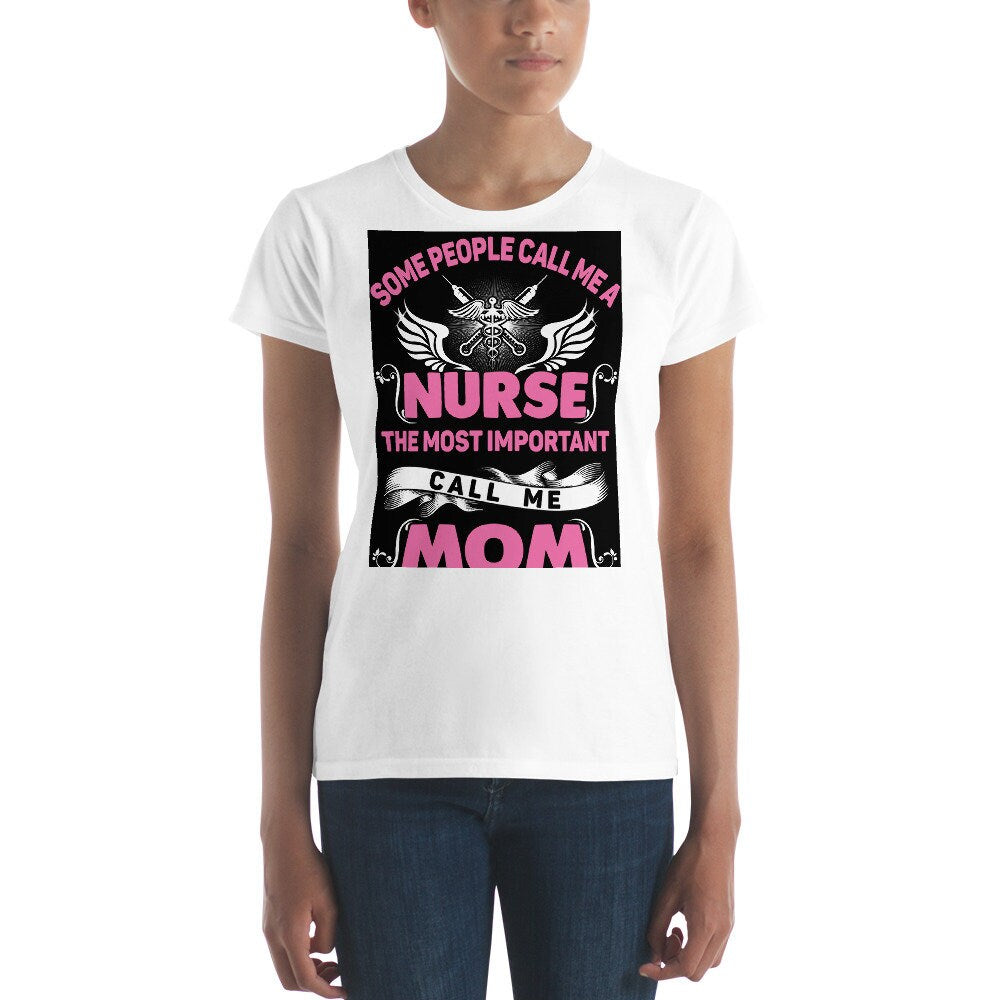 Medmāsa un mamma, sieviešu t-krekls ar īsām piedurknēm veikalā Plusminusco || Šobrīd pārdošanā, medmāsas krekls, māsu skolas T krekls, medmāsu skolas krekliņš, - plusminusco.com